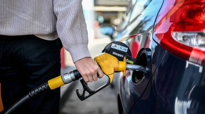 remplissage de carburant dans une voiture