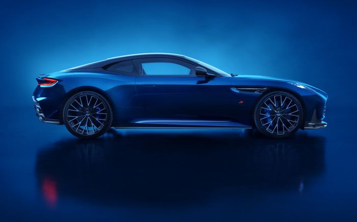 Aston Martin DB12 S 2025 de côté