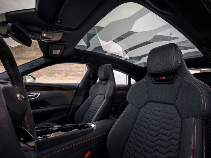 Toit panoramique de la S e-tron GT vue de l'int&eacute;rieur 