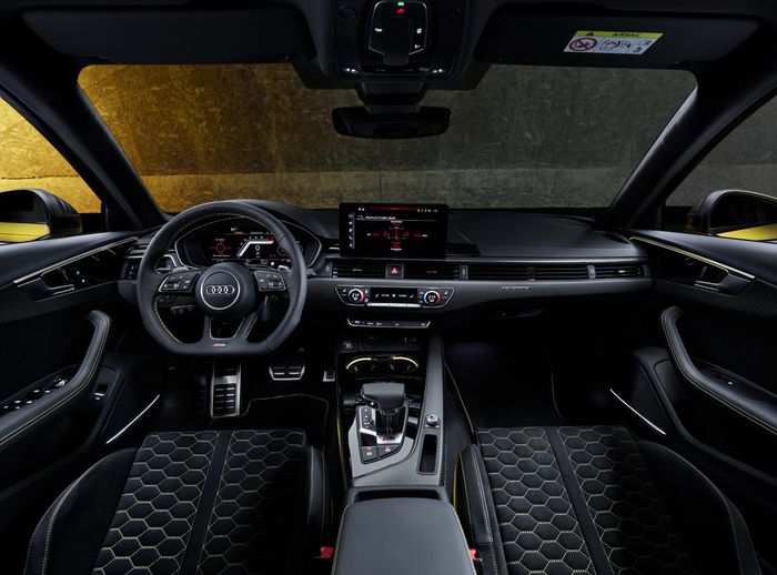 l'int&eacute;rieur de l'Audi RS 4 Avant edition 25 years