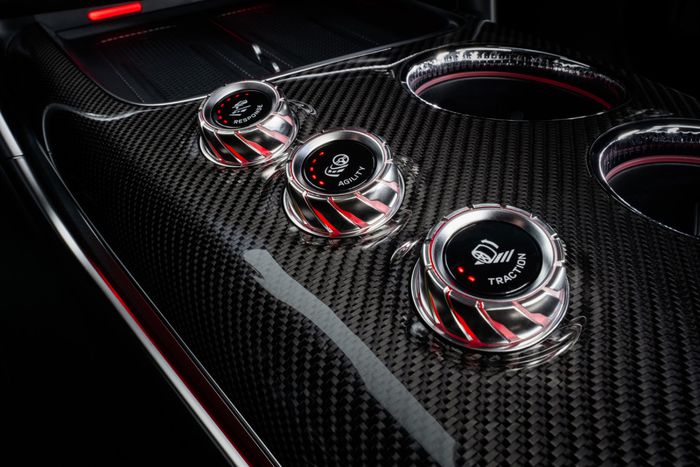 Interface des trois fonctionnalit&eacute;s de la Mercedes AMG GT