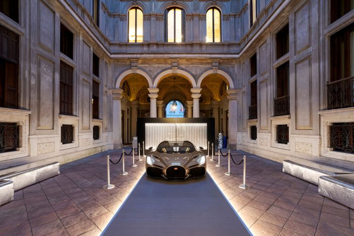 Exposition de la Bugatti Mistral W16 au Bugatti Home exposition, à la Milan Week Design