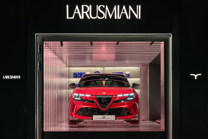 Exposition de l'Alfa Romeo Junior au magasin Larusmiani à la Milan Week Design