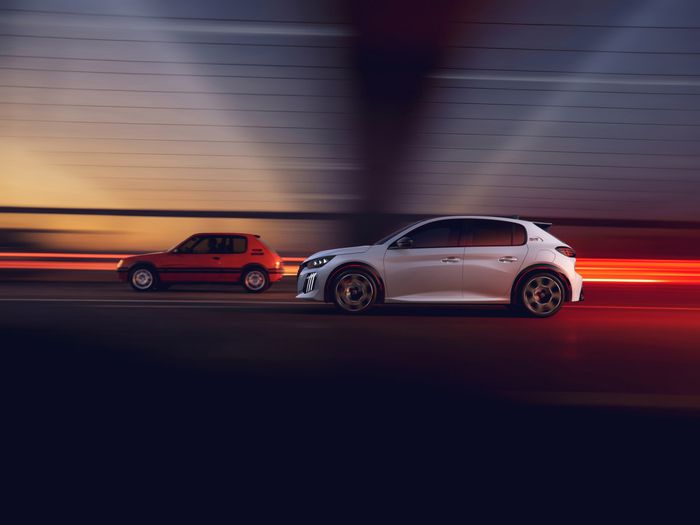 c&ocirc;t&eacute; de la Peugeot E-208 GTI