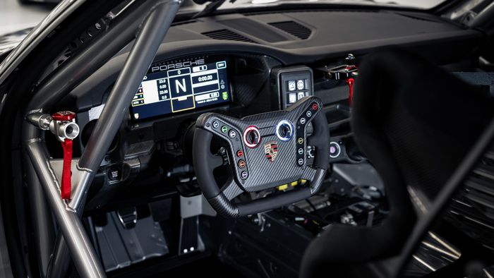 int&eacute;rieur de la Porsche 911 GT4 R