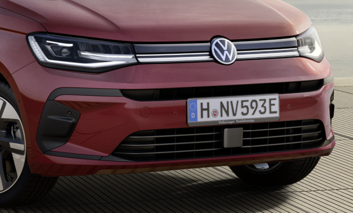 devant de la Volkswagen Caddy rouge