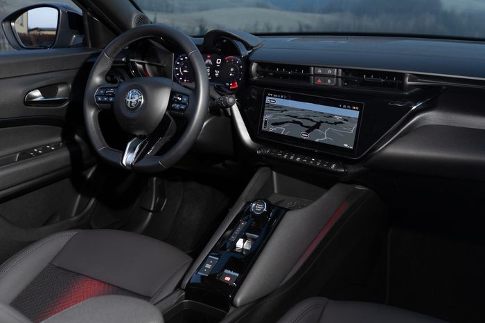 Intérieur Alfa Romeo Junior Ibrida Q4 2025