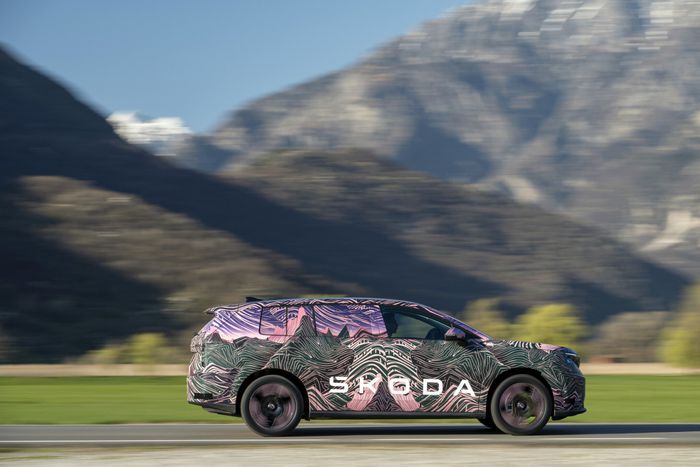 c&ocirc;t&eacute; de la Skoda Peaq