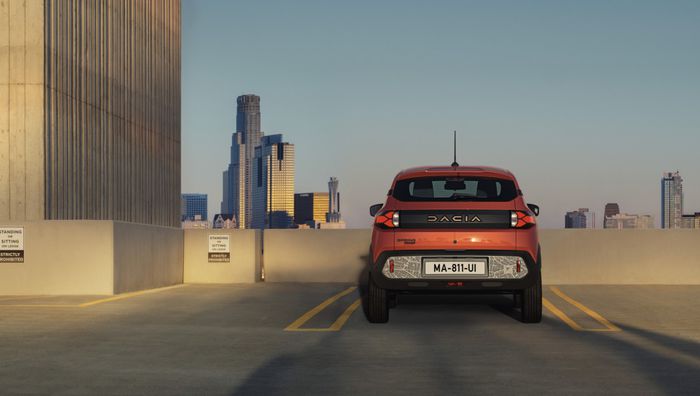 Voici la dacia spring vu de derrière 