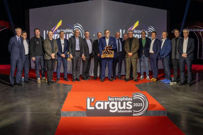 Gilles Le Borgne, entour&eacute; de personnalit&eacute;s de premier plan, pour la remise du Troph&eacute;e d'honneur.